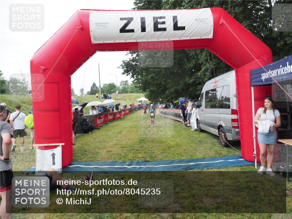 21.06.2025 - 27. Vierlanden-Triathlon MichiJ http://msf.ph/oto/8045235 15.06.2026 13:51:27 Ziel 908 meine-sportfotos.de