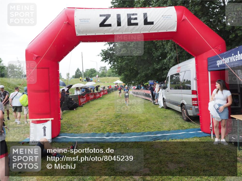 21.06.2025 - 27. Vierlanden-Triathlon MichiJ http://msf.ph/oto/8045239 15.06.2026 13:51:27 Ziel 908 meine-sportfotos.de