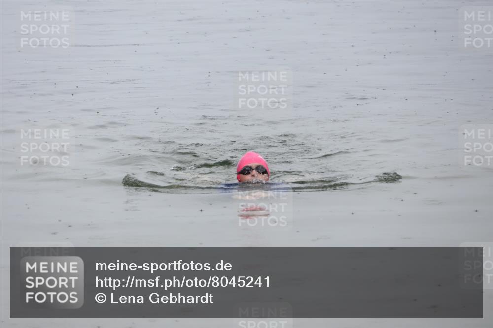 21.06.2025 - 27. Vierlanden-Triathlon Lena Gebhardt http://msf.ph/oto/8045241 15.06.2025 14:46:53 Schwimmen  meine-sportfotos.de