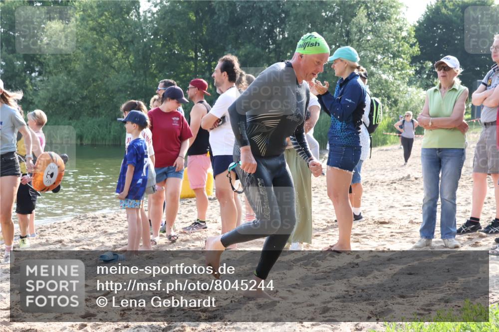 15.06.2025 - 27. Vierlanden-Triathlon Lena Gebhardt http://msf.ph/oto/8045244 15.06.2025 08:39:00 Schwimmen 77, 94, 120, 165 meine-sportfotos.de