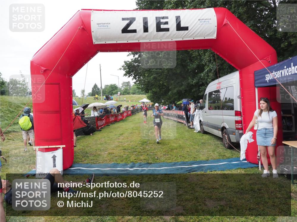 21.06.2025 - 27. Vierlanden-Triathlon MichiJ http://msf.ph/oto/8045252 15.06.2026 13:51:29 Ziel 908 meine-sportfotos.de