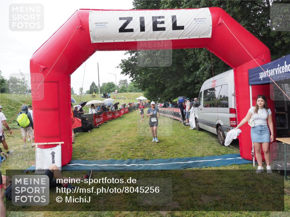 21.06.2025 - 27. Vierlanden-Triathlon MichiJ http://msf.ph/oto/8045256 15.06.2026 13:51:29 Ziel 908 meine-sportfotos.de