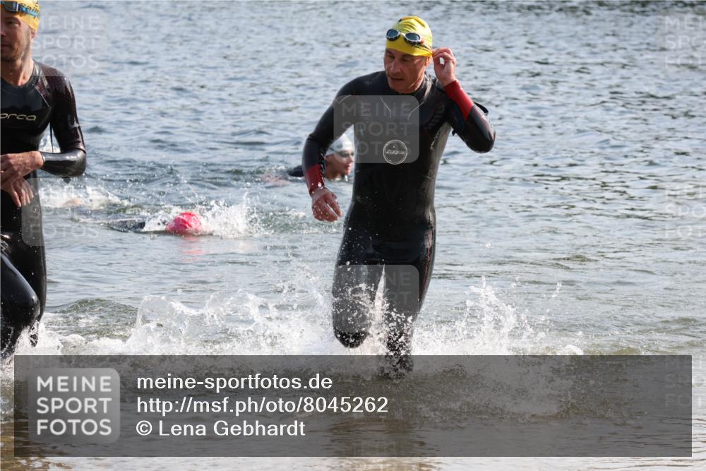 15.06.2025 - 27. Vierlanden-Triathlon Lena Gebhardt http://msf.ph/oto/8045262 15.06.2025 08:39:06 Schwimmen 77, 120, 165 meine-sportfotos.de