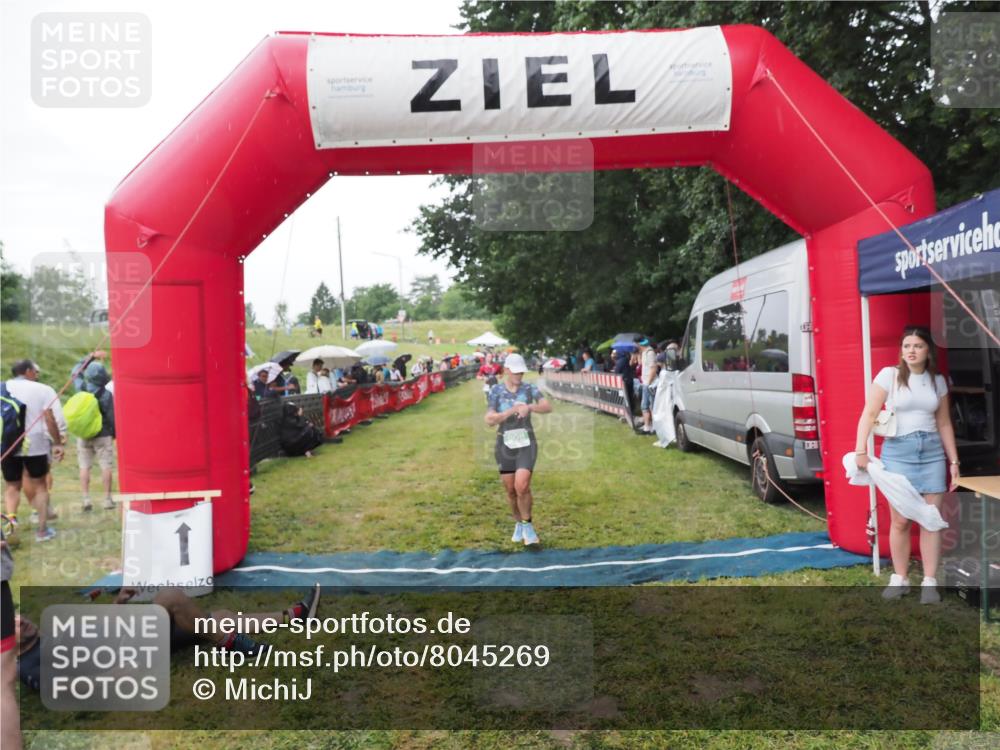 21.06.2025 - 27. Vierlanden-Triathlon MichiJ http://msf.ph/oto/8045269 15.06.2026 13:51:30 Ziel 908 meine-sportfotos.de