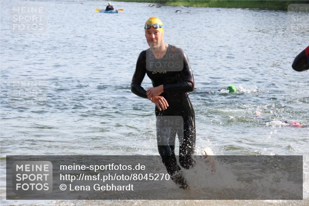 15.06.2025 - 27. Vierlanden-Triathlon Lena Gebhardt http://msf.ph/oto/8045270 15.06.2025 08:39:07 Schwimmen 77, 120, 132, 165 meine-sportfotos.de