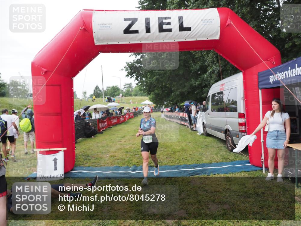 21.06.2025 - 27. Vierlanden-Triathlon MichiJ http://msf.ph/oto/8045278 15.06.2026 13:51:31 Ziel 908, 1119 meine-sportfotos.de