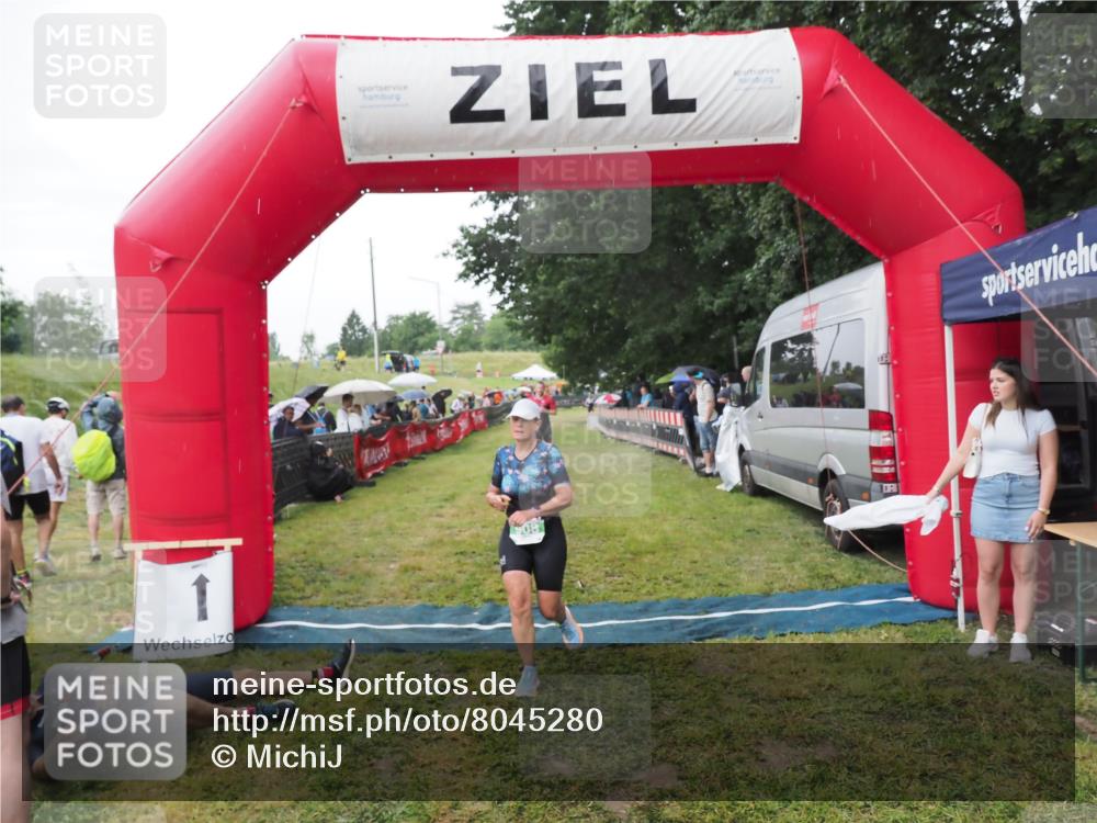 21.06.2025 - 27. Vierlanden-Triathlon MichiJ http://msf.ph/oto/8045280 15.06.2026 13:51:31 Ziel 908, 1119 meine-sportfotos.de