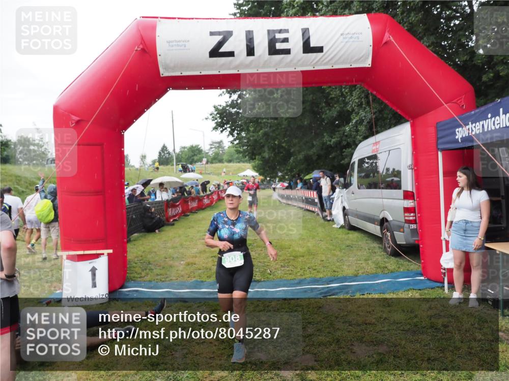 21.06.2025 - 27. Vierlanden-Triathlon MichiJ http://msf.ph/oto/8045287 15.06.2026 13:51:31 Ziel 908, 1119 meine-sportfotos.de