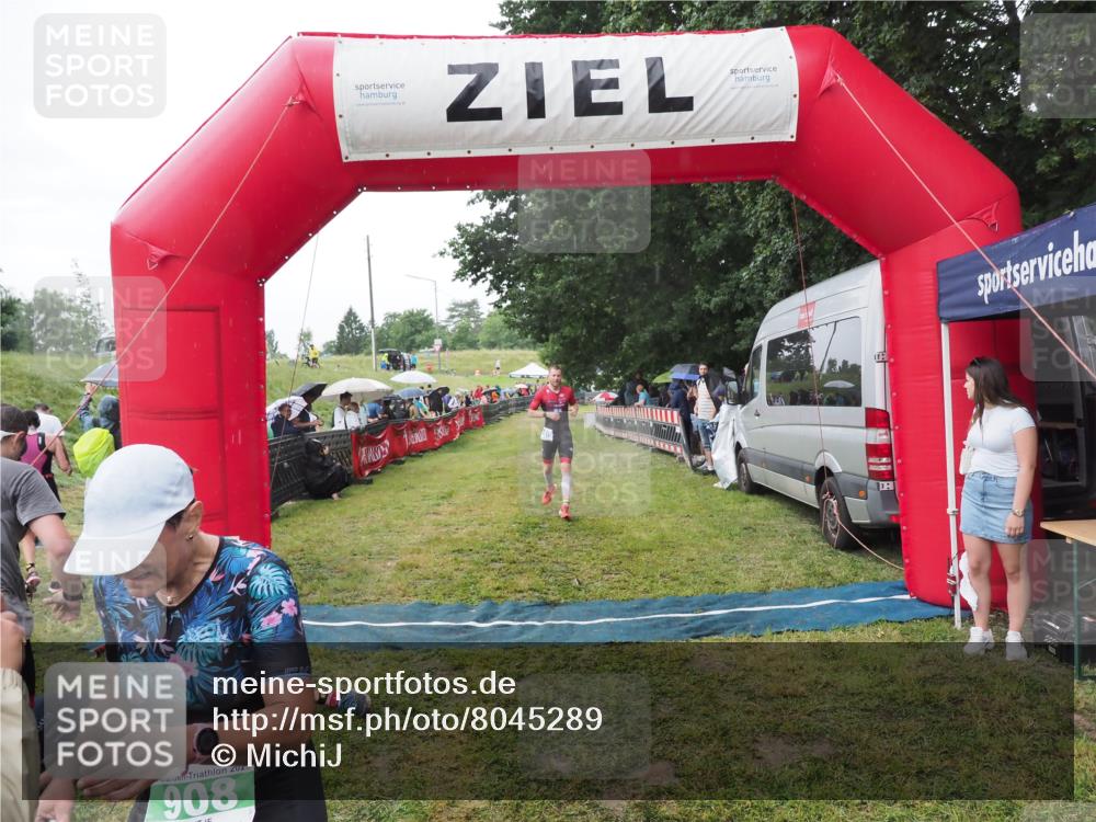 21.06.2025 - 27. Vierlanden-Triathlon MichiJ http://msf.ph/oto/8045289 15.06.2026 13:51:32 Ziel 908, 1119 meine-sportfotos.de