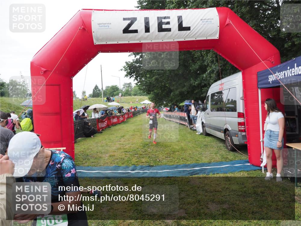 21.06.2025 - 27. Vierlanden-Triathlon MichiJ http://msf.ph/oto/8045291 15.06.2026 13:51:33 Ziel 908, 1119 meine-sportfotos.de