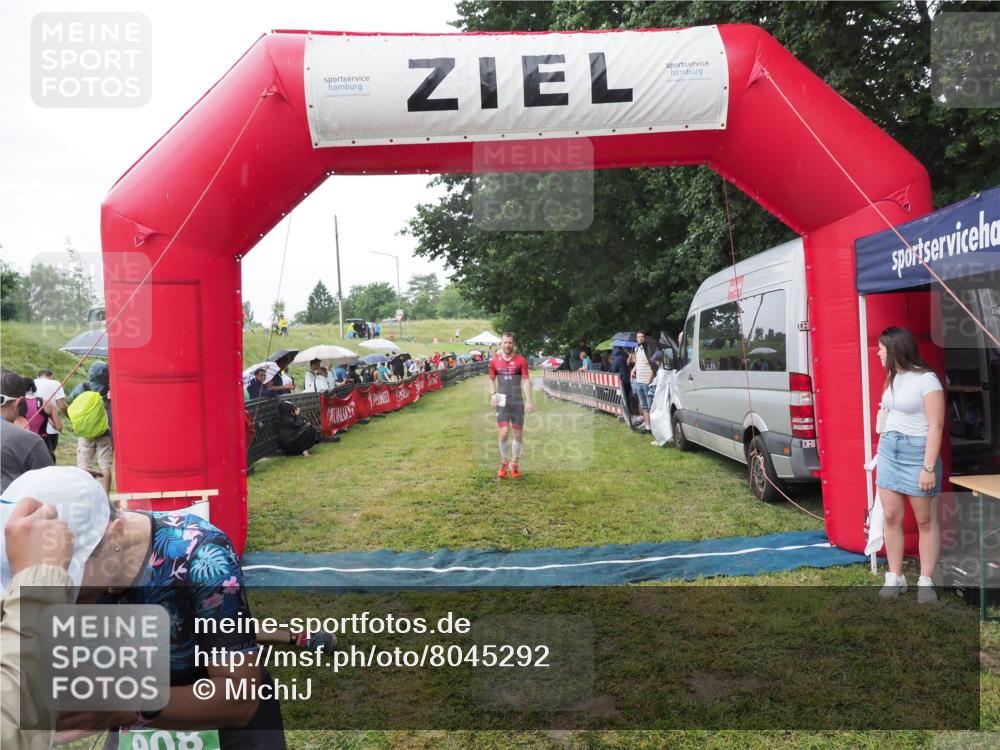 21.06.2025 - 27. Vierlanden-Triathlon MichiJ http://msf.ph/oto/8045292 15.06.2026 13:51:33 Ziel 908, 1119 meine-sportfotos.de
