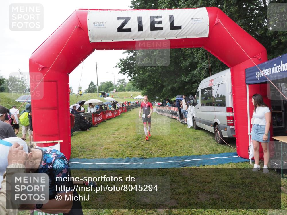 21.06.2025 - 27. Vierlanden-Triathlon MichiJ http://msf.ph/oto/8045294 15.06.2026 13:51:33 Ziel 908, 1119 meine-sportfotos.de