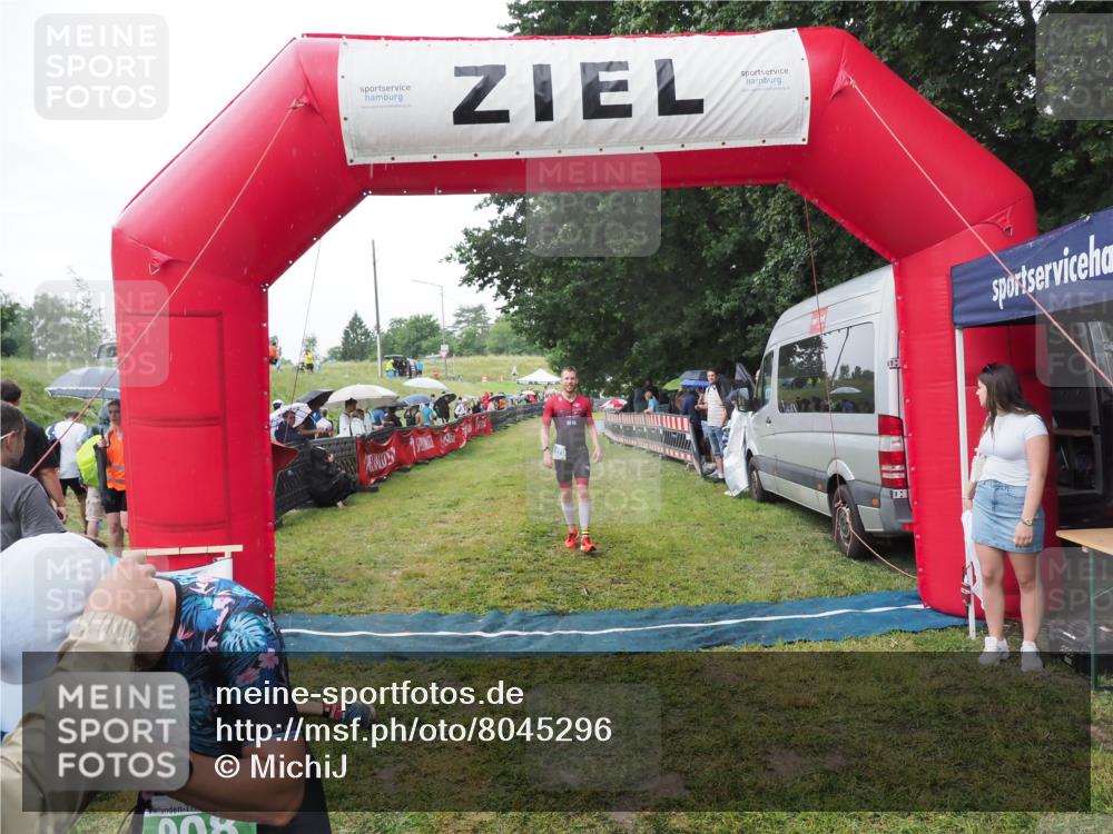 21.06.2025 - 27. Vierlanden-Triathlon MichiJ http://msf.ph/oto/8045296 15.06.2026 13:51:33 Ziel 908, 1119 meine-sportfotos.de