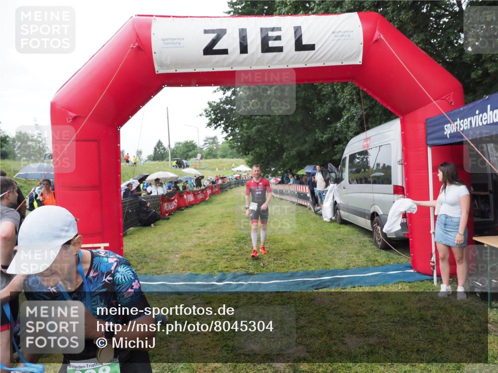 21.06.2025 - 27. Vierlanden-Triathlon MichiJ http://msf.ph/oto/8045304 15.06.2026 13:51:34 Ziel 908, 1119 meine-sportfotos.de