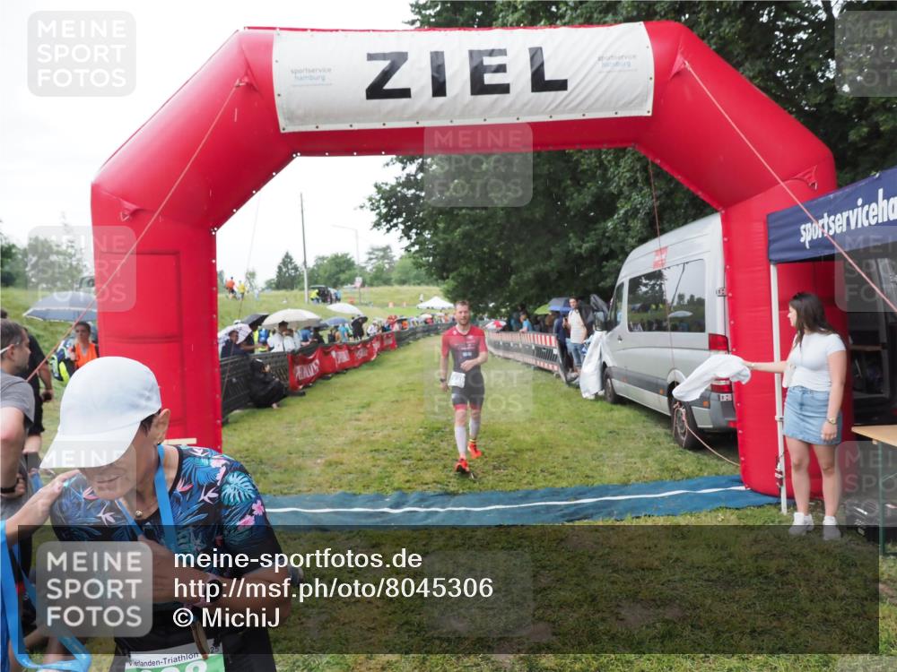 21.06.2025 - 27. Vierlanden-Triathlon MichiJ http://msf.ph/oto/8045306 15.06.2026 13:51:34 Ziel 908, 1119 meine-sportfotos.de