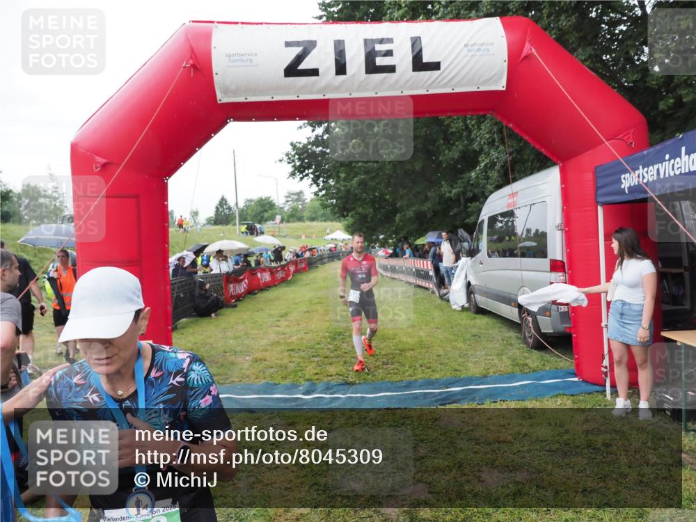21.06.2025 - 27. Vierlanden-Triathlon MichiJ http://msf.ph/oto/8045309 15.06.2026 13:51:34 Ziel 908, 1119 meine-sportfotos.de