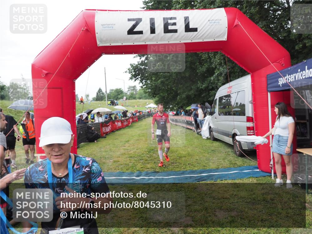 21.06.2025 - 27. Vierlanden-Triathlon MichiJ http://msf.ph/oto/8045310 15.06.2026 13:51:34 Ziel 908, 1119 meine-sportfotos.de