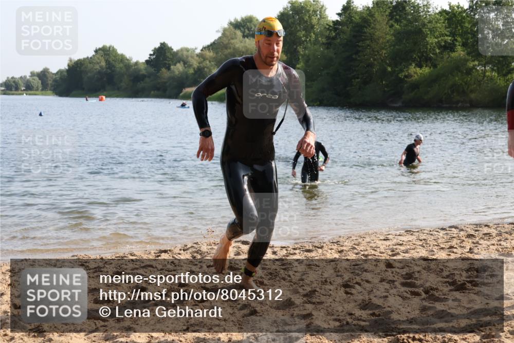 15.06.2025 - 27. Vierlanden-Triathlon Lena Gebhardt http://msf.ph/oto/8045312 15.06.2025 08:39:10 Schwimmen 77, 120, 132, 165 meine-sportfotos.de