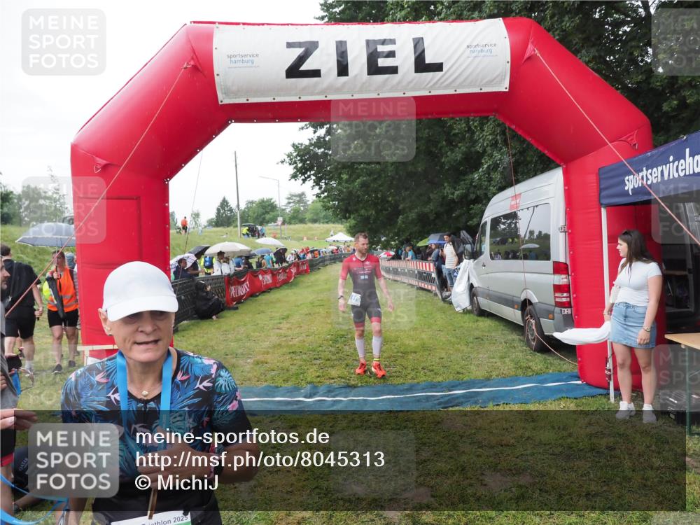 21.06.2025 - 27. Vierlanden-Triathlon MichiJ http://msf.ph/oto/8045313 15.06.2026 13:51:34 Ziel 908, 1119 meine-sportfotos.de