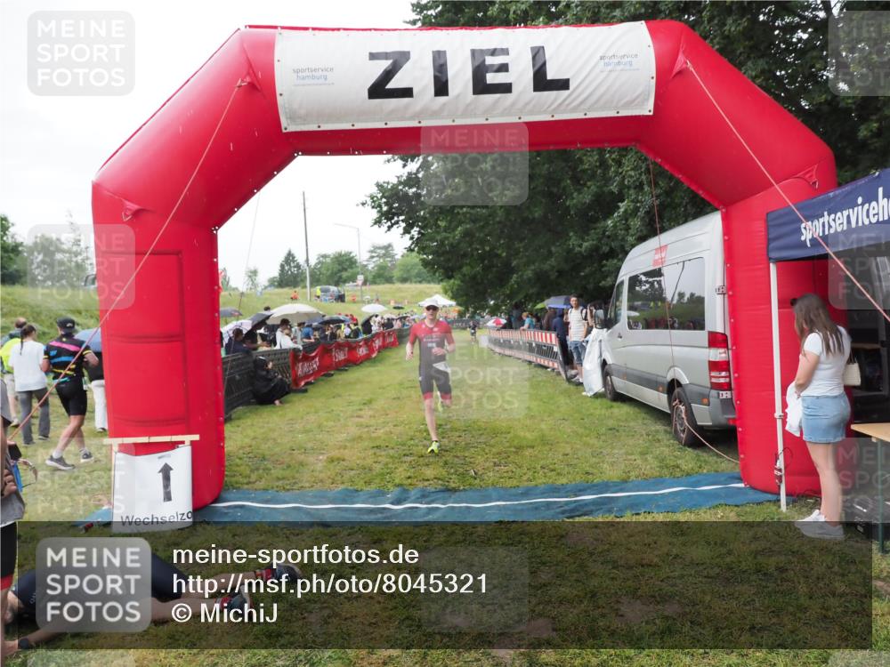 21.06.2025 - 27. Vierlanden-Triathlon MichiJ http://msf.ph/oto/8045321 15.06.2026 13:51:49 Ziel 1115 meine-sportfotos.de
