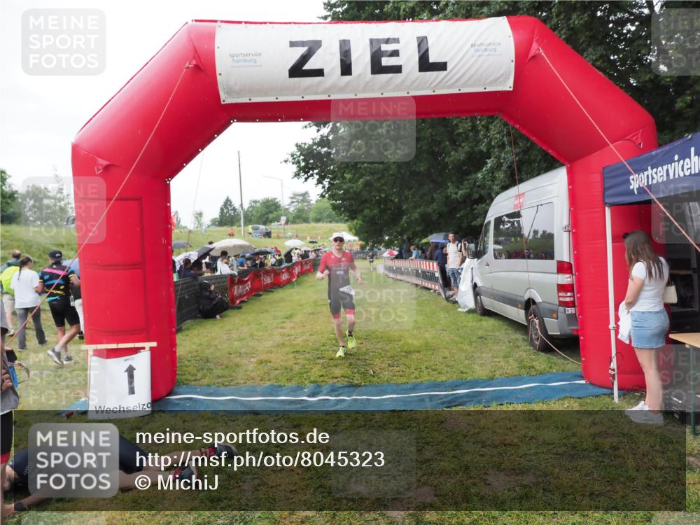 21.06.2025 - 27. Vierlanden-Triathlon MichiJ http://msf.ph/oto/8045323 15.06.2026 13:51:49 Ziel 1115 meine-sportfotos.de