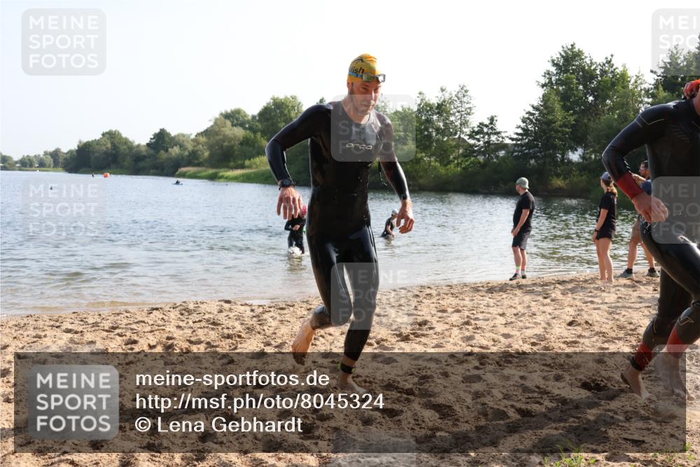 15.06.2025 - 27. Vierlanden-Triathlon Lena Gebhardt http://msf.ph/oto/8045324 15.06.2025 08:39:11 Schwimmen 77, 120, 132, 165 meine-sportfotos.de