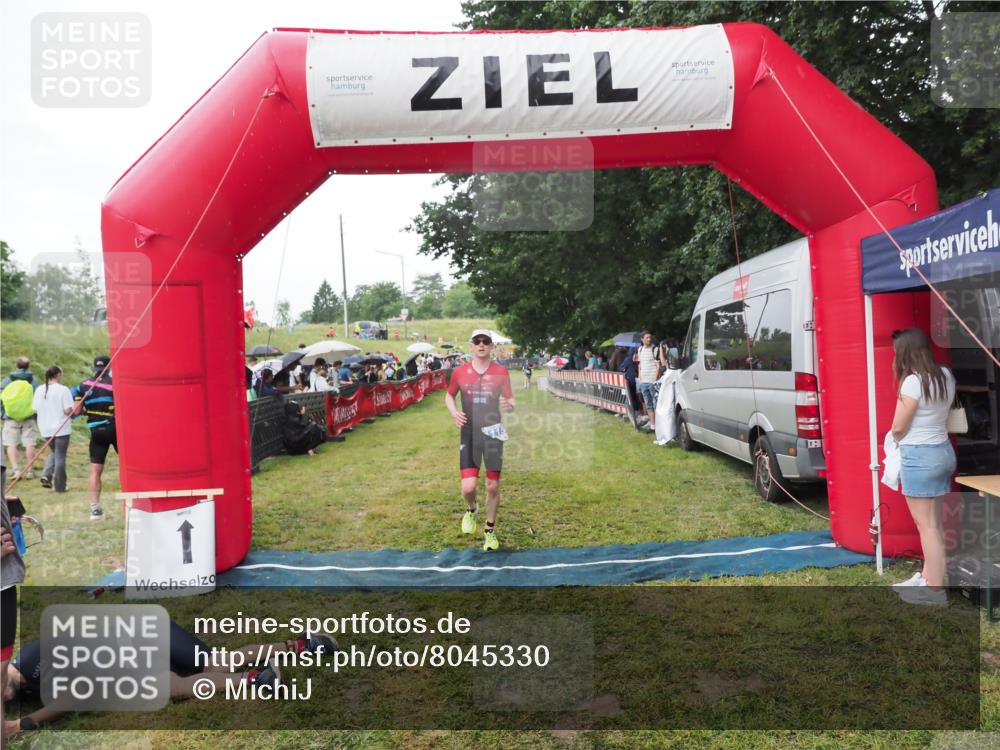 21.06.2025 - 27. Vierlanden-Triathlon MichiJ http://msf.ph/oto/8045330 15.06.2026 13:51:50 Ziel 1115 meine-sportfotos.de