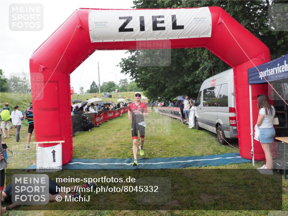 21.06.2025 - 27. Vierlanden-Triathlon MichiJ http://msf.ph/oto/8045332 15.06.2026 13:51:50 Ziel 1115 meine-sportfotos.de
