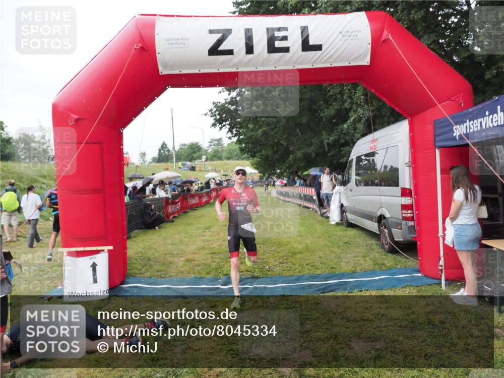 21.06.2025 - 27. Vierlanden-Triathlon MichiJ http://msf.ph/oto/8045334 15.06.2026 13:51:50 Ziel 1115 meine-sportfotos.de