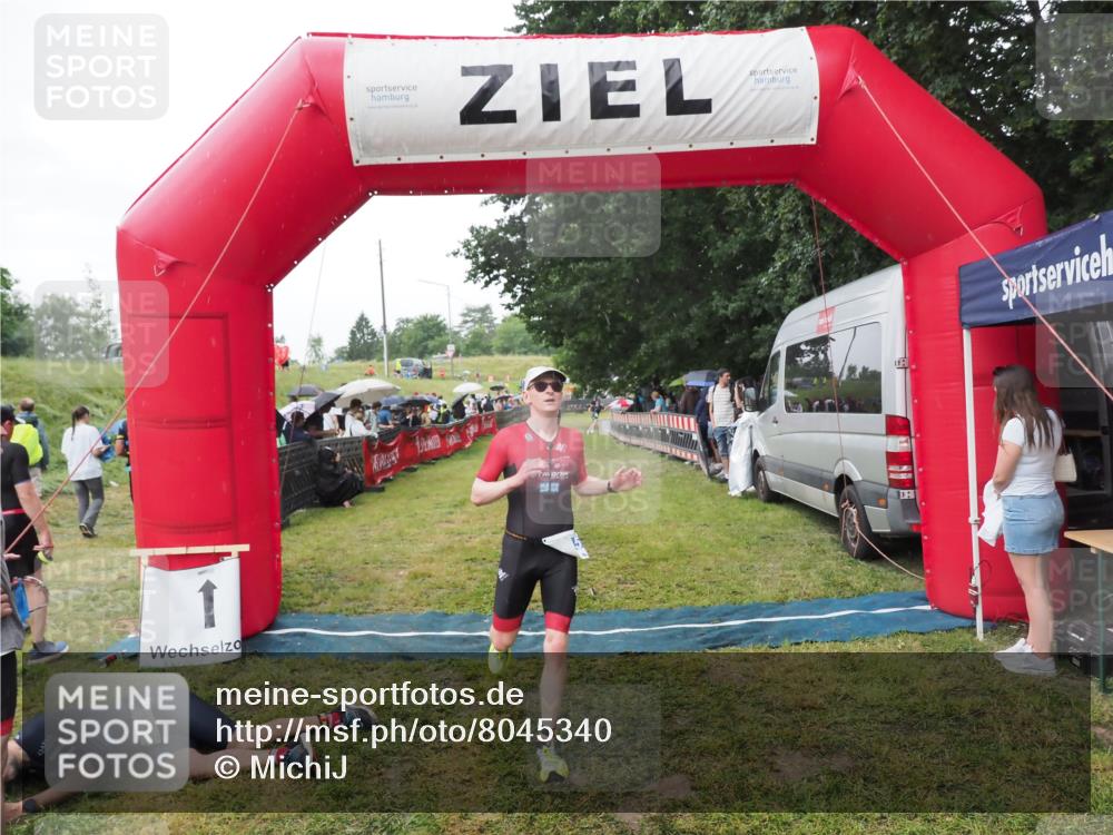 21.06.2025 - 27. Vierlanden-Triathlon MichiJ http://msf.ph/oto/8045340 15.06.2026 13:51:50 Ziel 1115 meine-sportfotos.de
