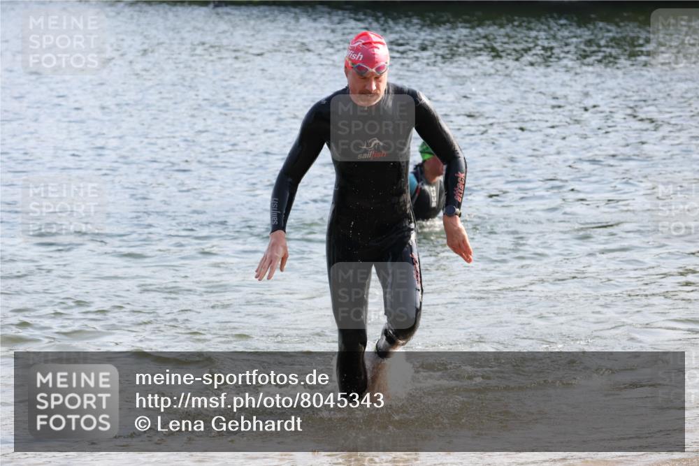 15.06.2025 - 27. Vierlanden-Triathlon Lena Gebhardt http://msf.ph/oto/8045343 15.06.2025 08:39:14 Schwimmen 77, 120, 132, 165 meine-sportfotos.de