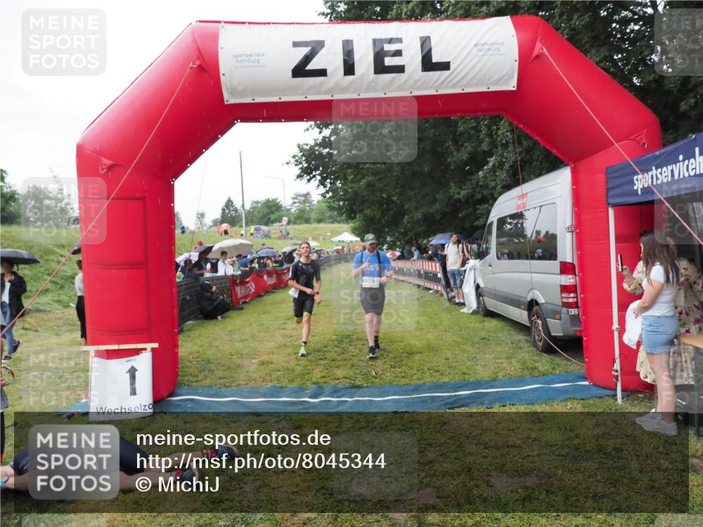 21.06.2025 - 27. Vierlanden-Triathlon MichiJ http://msf.ph/oto/8045344 15.06.2026 13:51:59 Ziel 729, 1154 meine-sportfotos.de