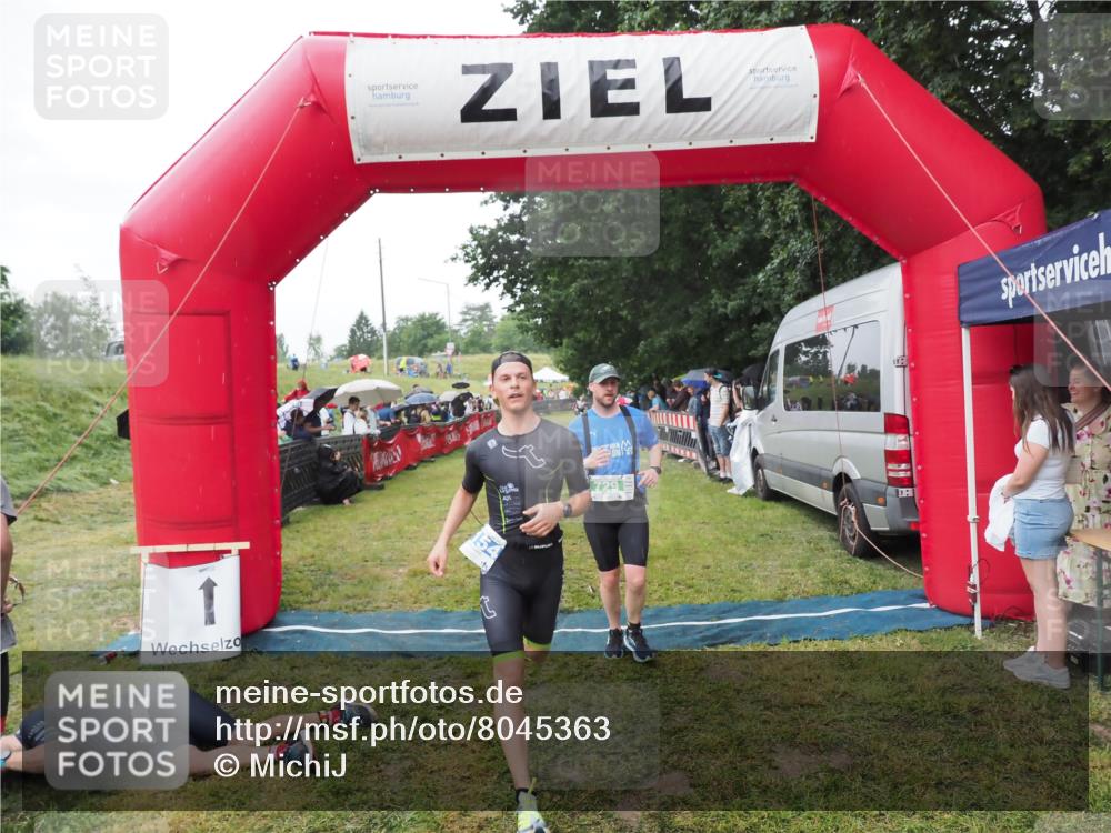 21.06.2025 - 27. Vierlanden-Triathlon MichiJ http://msf.ph/oto/8045363 15.06.2026 13:52:01 Ziel 729, 1154 meine-sportfotos.de