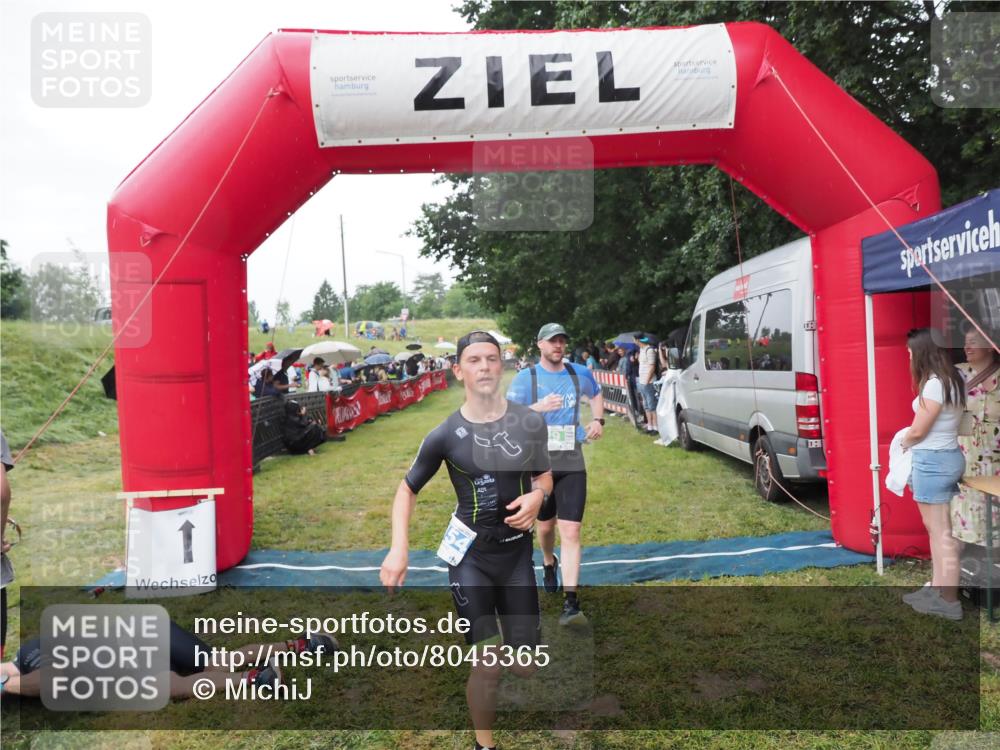 21.06.2025 - 27. Vierlanden-Triathlon MichiJ http://msf.ph/oto/8045365 15.06.2026 13:52:01 Ziel 729, 1154 meine-sportfotos.de