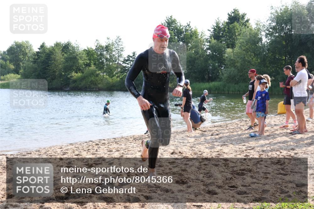 15.06.2025 - 27. Vierlanden-Triathlon Lena Gebhardt http://msf.ph/oto/8045366 15.06.2025 08:39:18 Schwimmen 120, 132, 165 meine-sportfotos.de