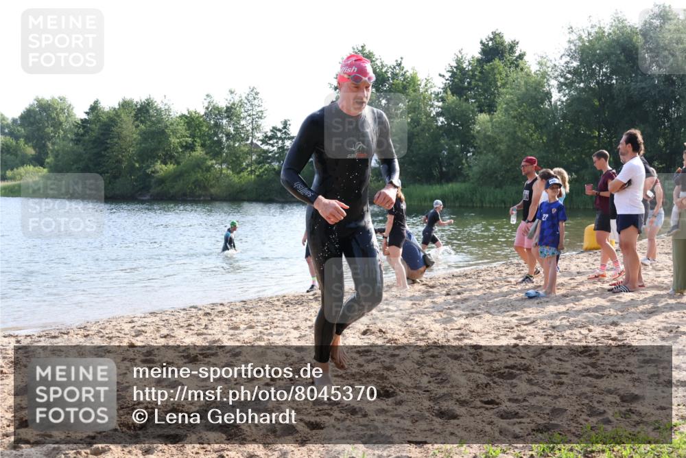 15.06.2025 - 27. Vierlanden-Triathlon Lena Gebhardt http://msf.ph/oto/8045370 15.06.2025 08:39:18 Schwimmen 120, 132, 165 meine-sportfotos.de