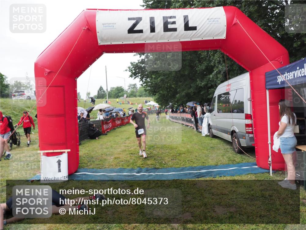 21.06.2025 - 27. Vierlanden-Triathlon MichiJ http://msf.ph/oto/8045373 15.06.2026 13:52:15 Ziel 1112 meine-sportfotos.de