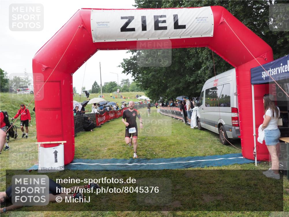 21.06.2025 - 27. Vierlanden-Triathlon MichiJ http://msf.ph/oto/8045376 15.06.2026 13:52:15 Ziel 1112 meine-sportfotos.de