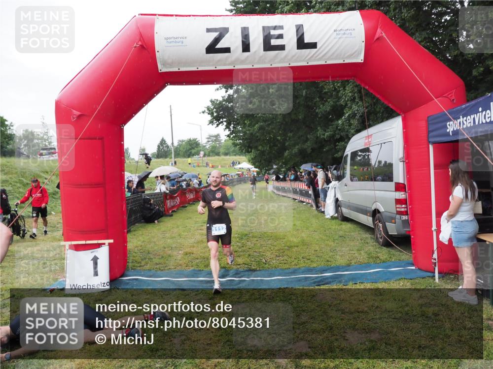21.06.2025 - 27. Vierlanden-Triathlon MichiJ http://msf.ph/oto/8045381 15.06.2026 13:52:16 Ziel 1112 meine-sportfotos.de