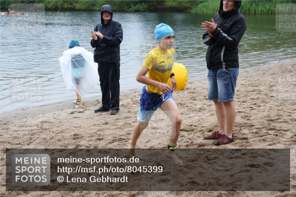 21.06.2025 - 27. Vierlanden-Triathlon Lena Gebhardt http://msf.ph/oto/8045399 15.06.2025 14:47:37 Schwimmen 1334 meine-sportfotos.de