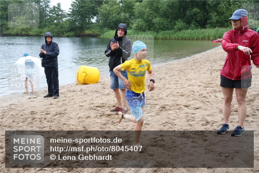 21.06.2025 - 27. Vierlanden-Triathlon Lena Gebhardt http://msf.ph/oto/8045407 15.06.2025 14:47:37 Schwimmen 1334 meine-sportfotos.de