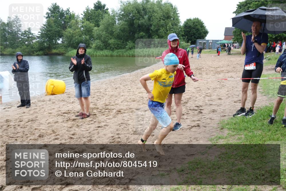 21.06.2025 - 27. Vierlanden-Triathlon Lena Gebhardt http://msf.ph/oto/8045419 15.06.2025 14:47:37 Schwimmen 1334 meine-sportfotos.de