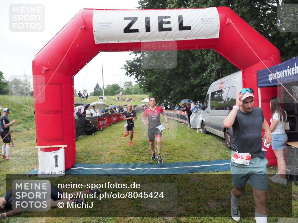 21.06.2025 - 27. Vierlanden-Triathlon MichiJ http://msf.ph/oto/8045424 15.06.2026 13:52:22 Ziel 23, 1112, 1117, 1163 meine-sportfotos.de
