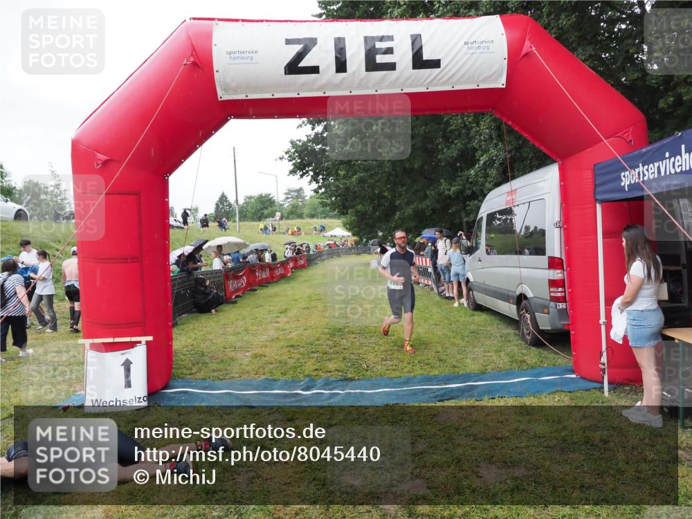21.06.2025 - 27. Vierlanden-Triathlon MichiJ http://msf.ph/oto/8045440 15.06.2026 13:52:31 Ziel 776 meine-sportfotos.de