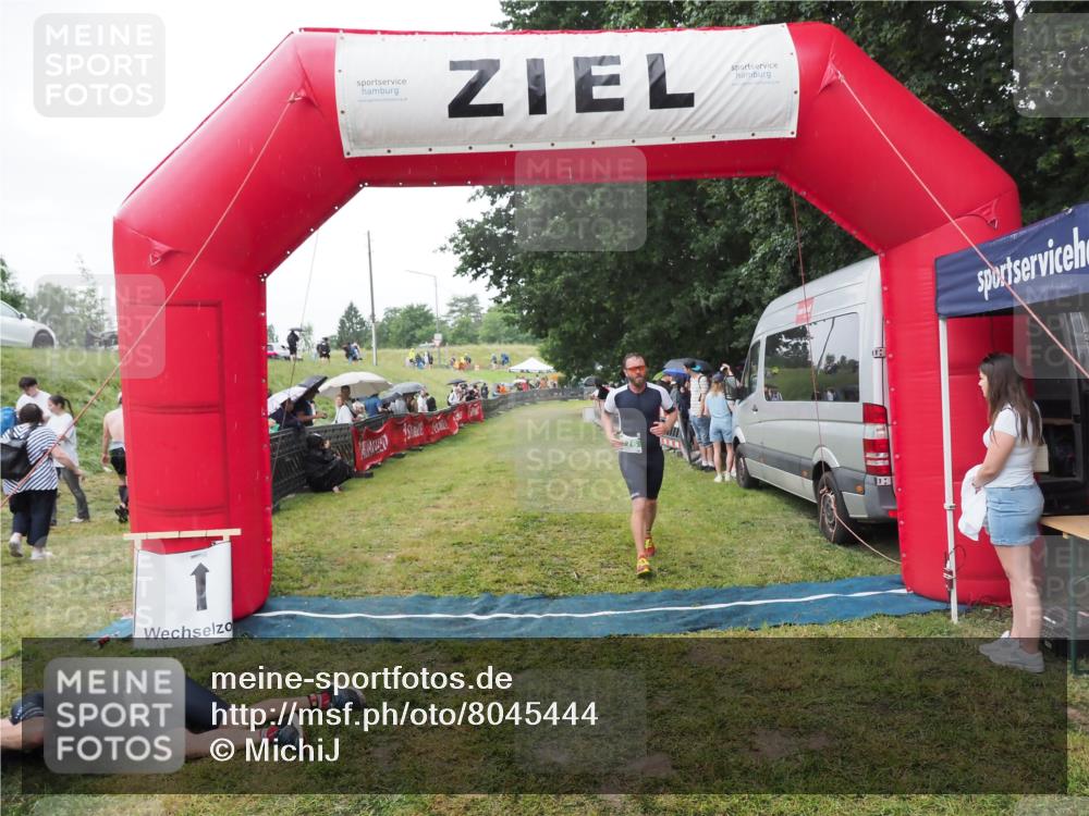 21.06.2025 - 27. Vierlanden-Triathlon MichiJ http://msf.ph/oto/8045444 15.06.2026 13:52:31 Ziel 776 meine-sportfotos.de