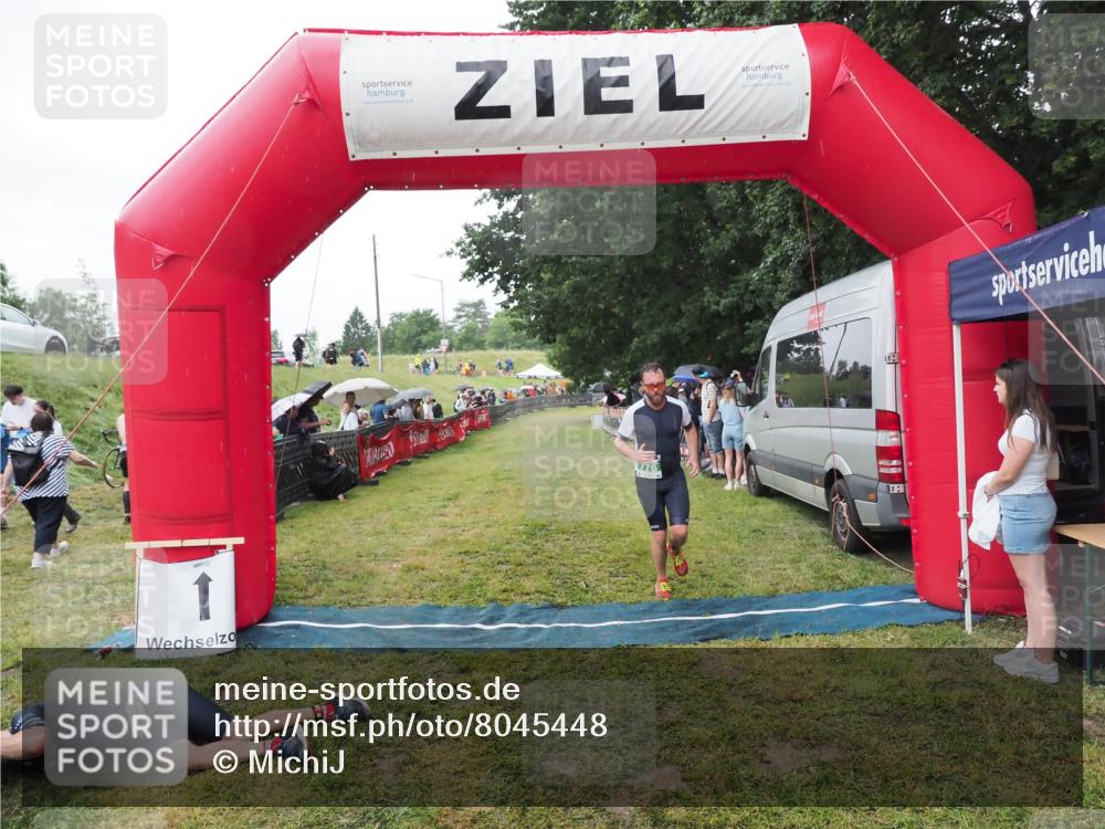 21.06.2025 - 27. Vierlanden-Triathlon MichiJ http://msf.ph/oto/8045448 15.06.2026 13:52:31 Ziel 776 meine-sportfotos.de