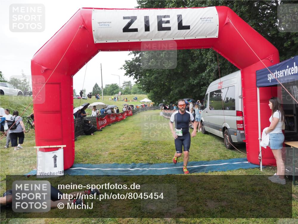 21.06.2025 - 27. Vierlanden-Triathlon MichiJ http://msf.ph/oto/8045454 15.06.2026 13:52:32 Ziel 776 meine-sportfotos.de