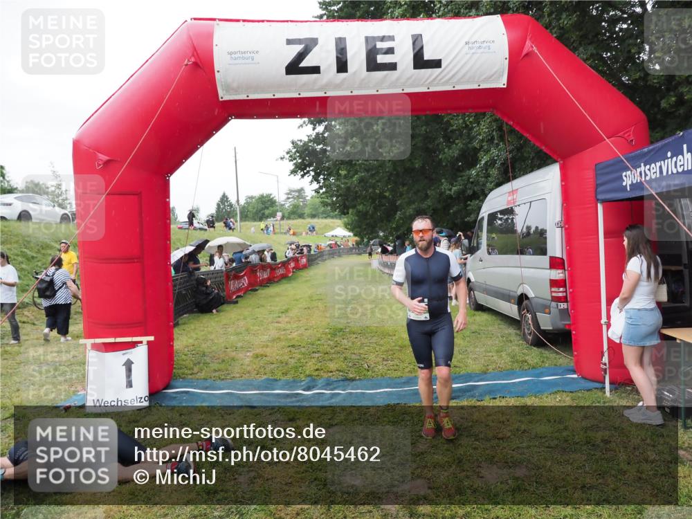 21.06.2025 - 27. Vierlanden-Triathlon MichiJ http://msf.ph/oto/8045462 15.06.2026 13:52:32 Ziel 776 meine-sportfotos.de