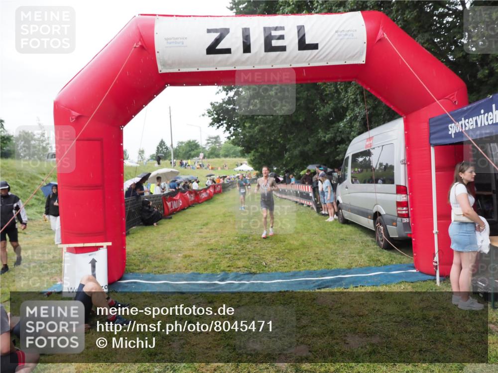 21.06.2025 - 27. Vierlanden-Triathlon MichiJ http://msf.ph/oto/8045471 15.06.2026 13:52:41 Ziel 1123, 1140 meine-sportfotos.de