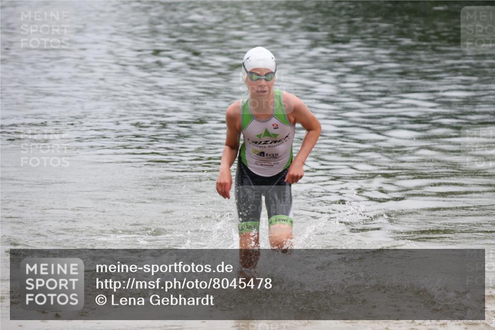 21.06.2025 - 27. Vierlanden-Triathlon Lena Gebhardt http://msf.ph/oto/8045478 15.06.2025 14:50:45 Schwimmen  meine-sportfotos.de